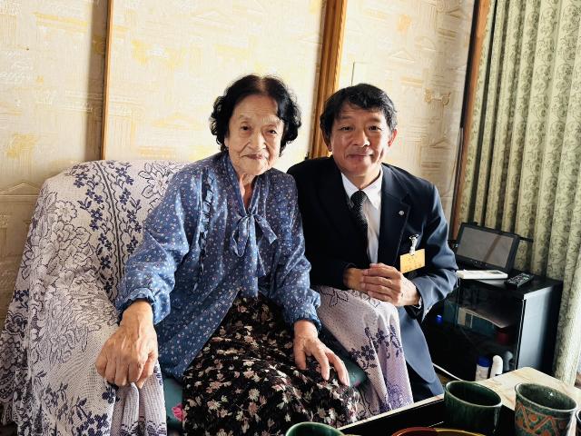 令和7年の長寿のお祝いの訪問で数え100歳と満100歳以上の高齢者の方と町長が記念写真を撮っている様子