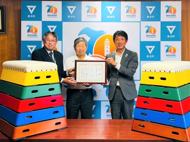 マグネデザイン株式会社様よりとび箱2セットを寄贈頂いた写真