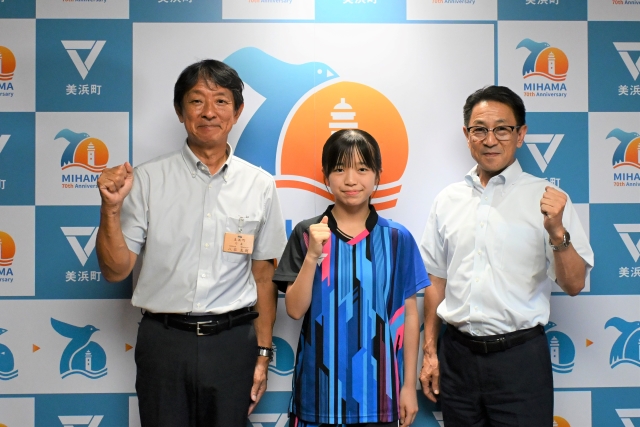 第56回全国中学校卓球大会出場の報告をしていただいた鈴木さんが町長と教育長と並んで写っている様子