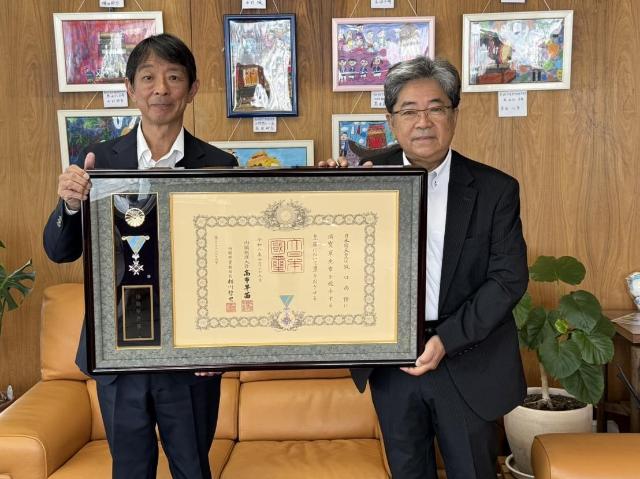 瑞宝単光章を受章された坂口さんと町長が、賞状をもって写っている写真