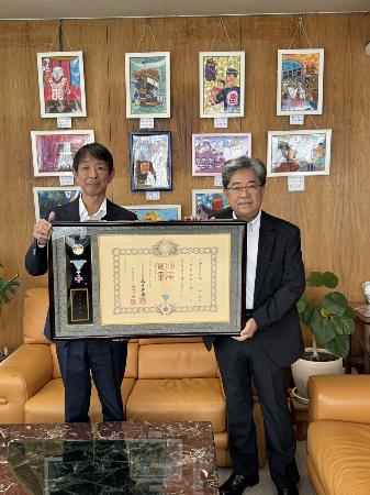 瑞宝単光章を受章された坂口さんと町長が、賞状をもって写っている写真