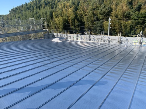 陸上競技場観覧スタンド屋根部分に取り付けられたステンレス製の点検口を離れた位置から撮影した写真