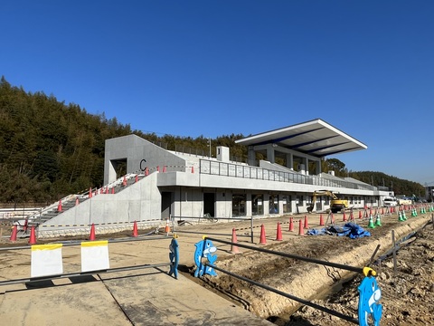 囲んでいた周囲の足場が撤去され、陸上競技場観覧スタンドが見えている写真