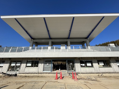 陸上競技場観覧スタンドを囲っていた周囲の足場が撤去された様子を競技場から撮影した写真