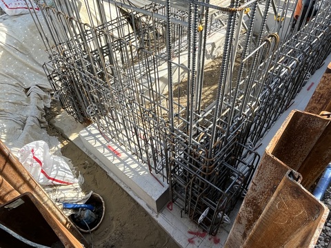 写真判定室棟の建設予定地内に鉄筋が組まれた工事の様子を上からアップで撮影した写真