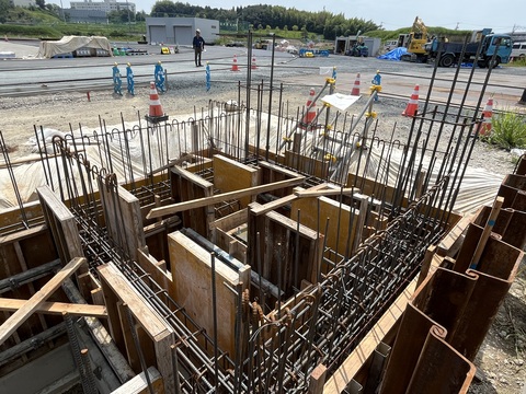 写真判定室棟の中に設置された鉄筋の中に板が垂直に2列に組み込まれた、型枠設置工事の様子写真
