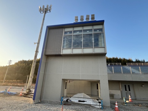 建物全体を囲んでいた足場が解体後撤去された3階建ての写真判定室棟の写真