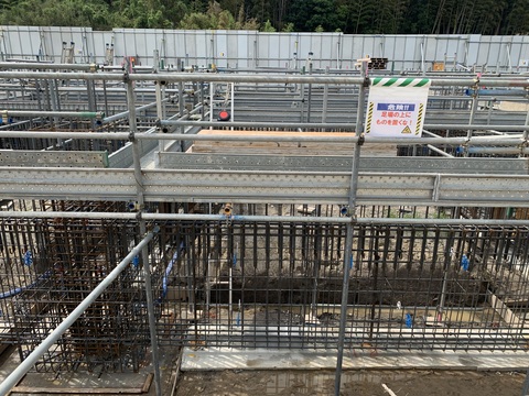 建設予定地の陸上競技場観覧スタンドに鉄筋が組まれ配筋工事が行われている様子の写真