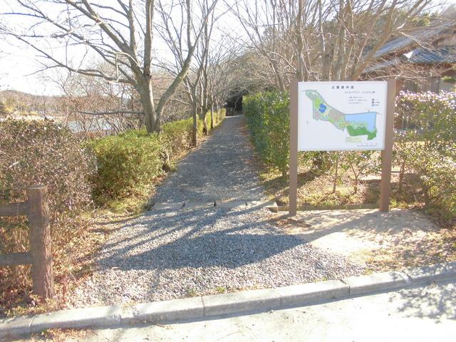 入り口右側に案内地図があり、奥まで砂利道になっている遊歩道を写した写真