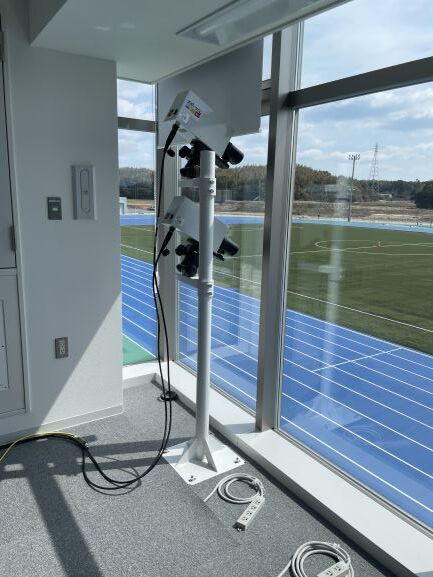 美浜町運動公園陸上競技場の施設内の窓際に写真判定装置が設置されている写真