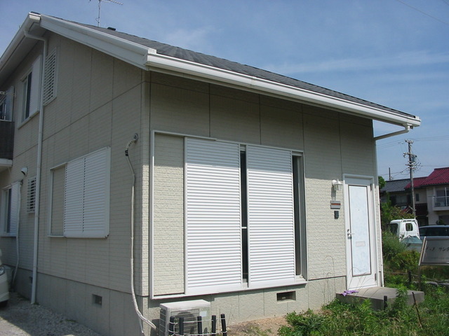 白を基調とした2階建ての家の玄関を写した外観写真