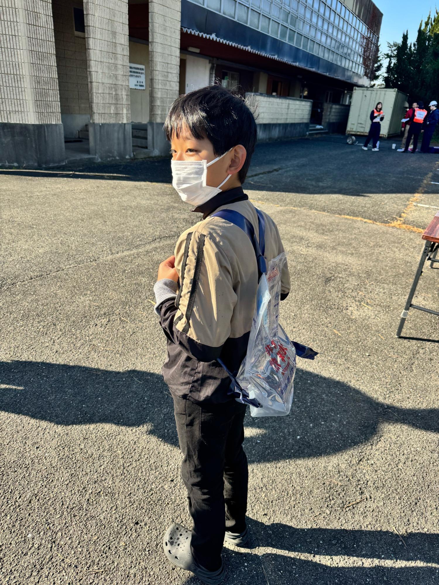 男の子が背負い式給水袋を背負っている写真