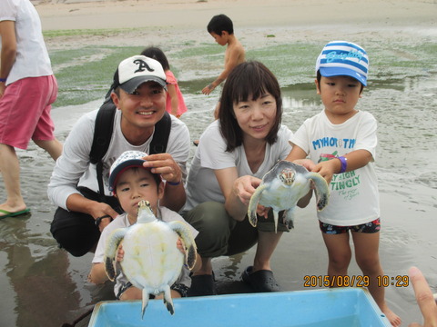 2人の子どもがそれぞれカメを持っている親子の写真