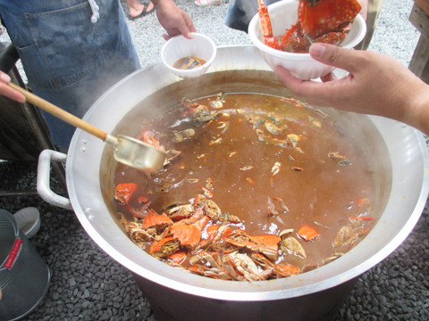 大きな鍋に沢山のカニが入っている海鮮汁の写真