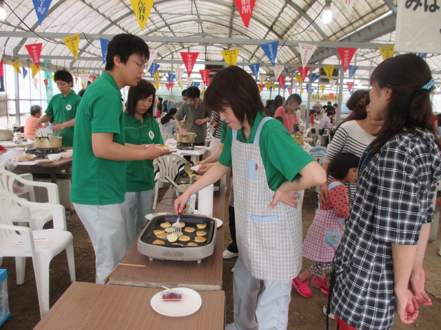 ホットプレートでミニホットケーキを焼いている3名のスタッフの写真