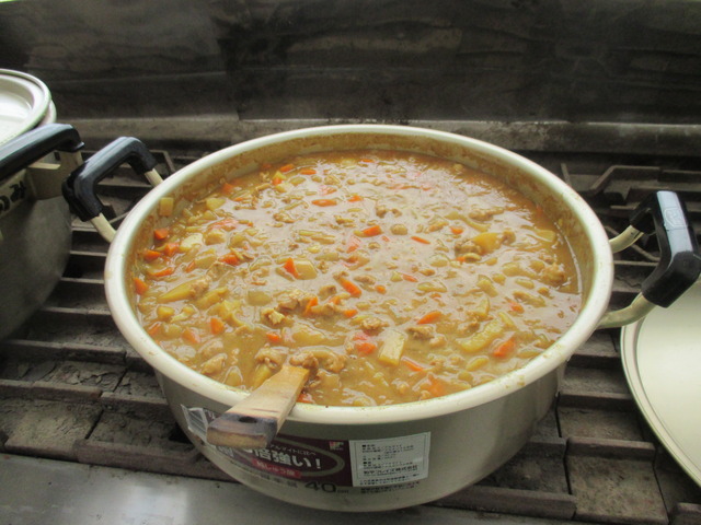 大きな鍋いっぱいに入っている特製カレーの写真
