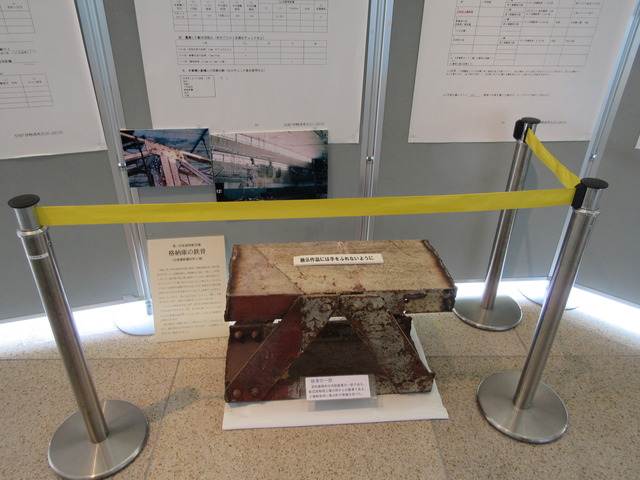 展示スペースの一角に赤く錆びたように変色している都築紡績鉄骨の一部分が展示されている写真