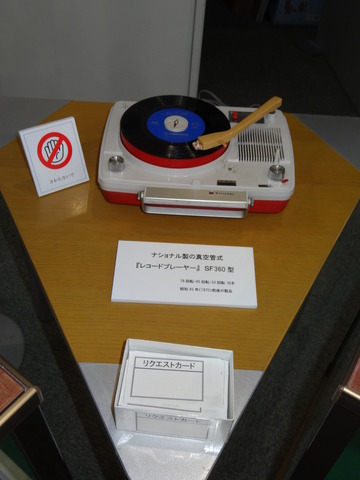 台の上にレコードプレーヤーが展示され、手前にはリクエストカードが用意されている写真
