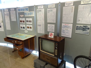 昭和30年代の昔のテレビが展示されている写真