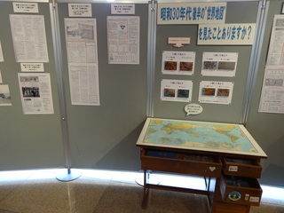 「昭和30年代後半の世界地図を見たことありますか？」と書かれた下に世界地図が展示されている写真