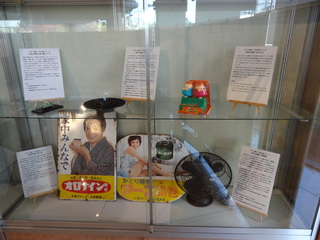 オロナイン、アース渦巻と書かれたの宣伝看板や、小型扇風機などがガラスケースの中に展示されている写真