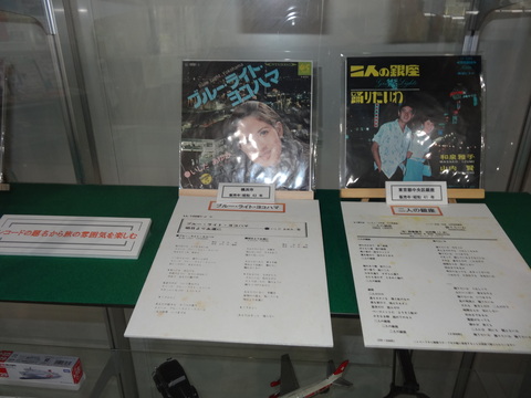 レコードの表紙とレコードの詳細が記載されたボードが一緒に展示されている写真