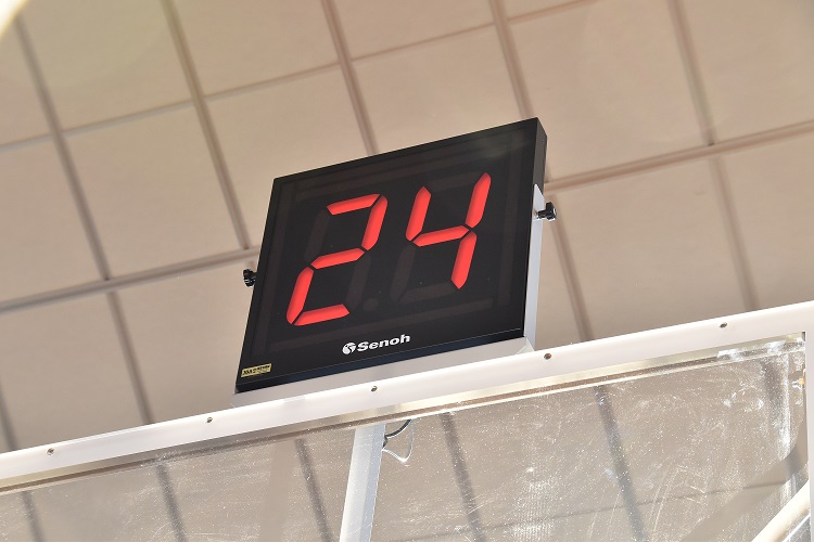 「24」と電子表示されたショットクロックを近くから撮った写真
