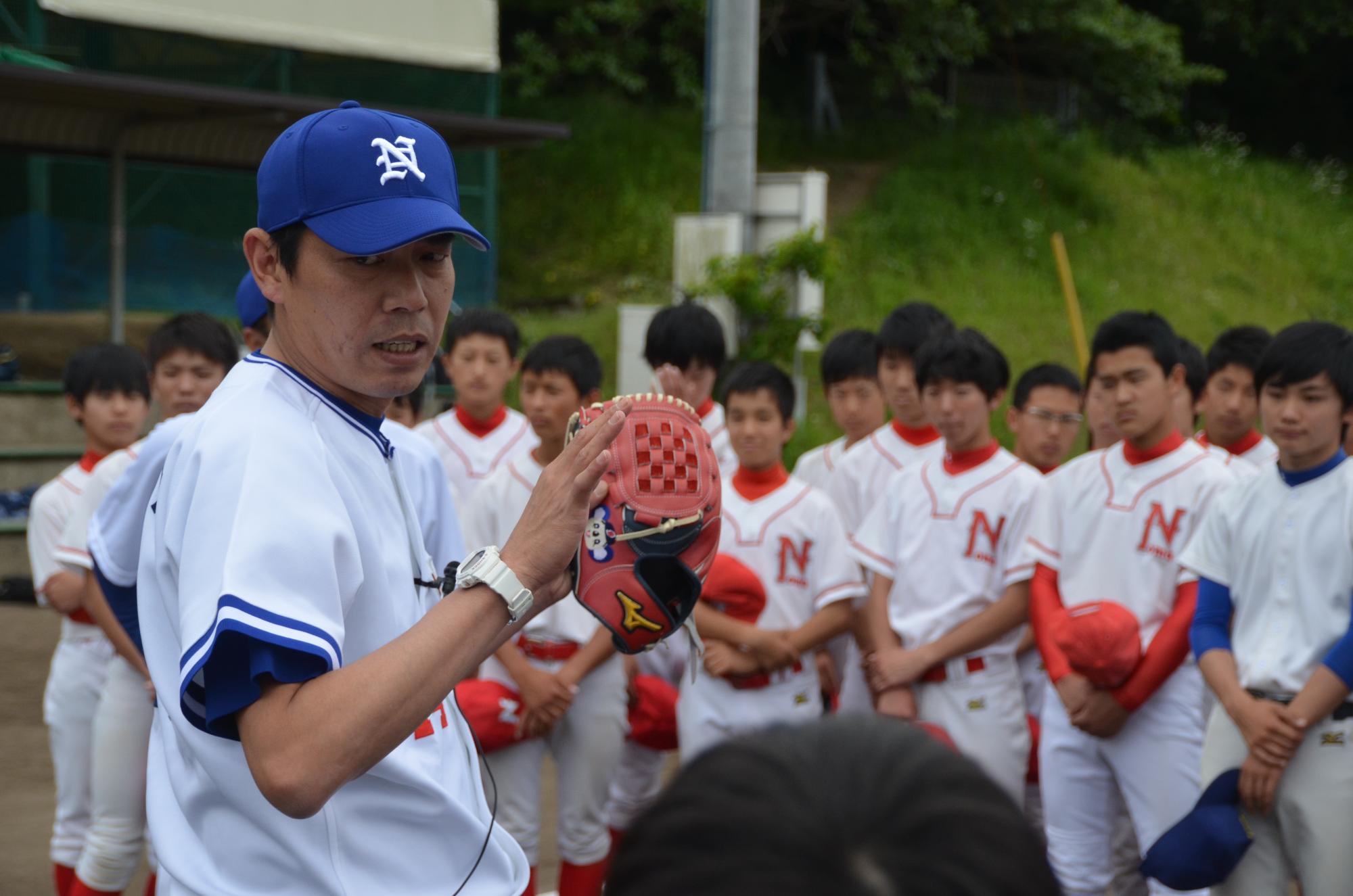 今中選手が投げる様子を参加した子供達がまじめな表情でみつめている写真