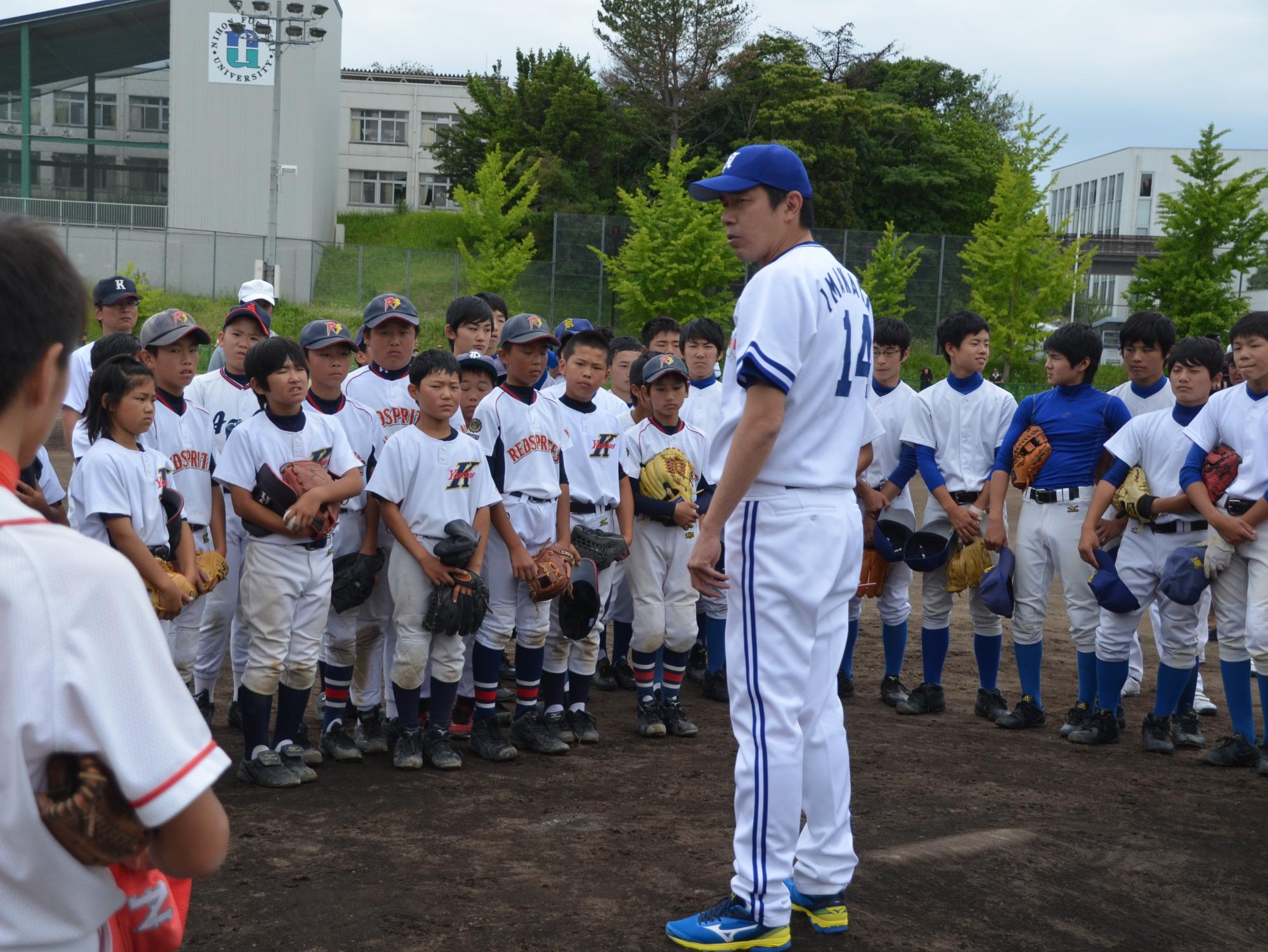 円の中心にいる、今中選手の指導を受けている子供達を写した写真